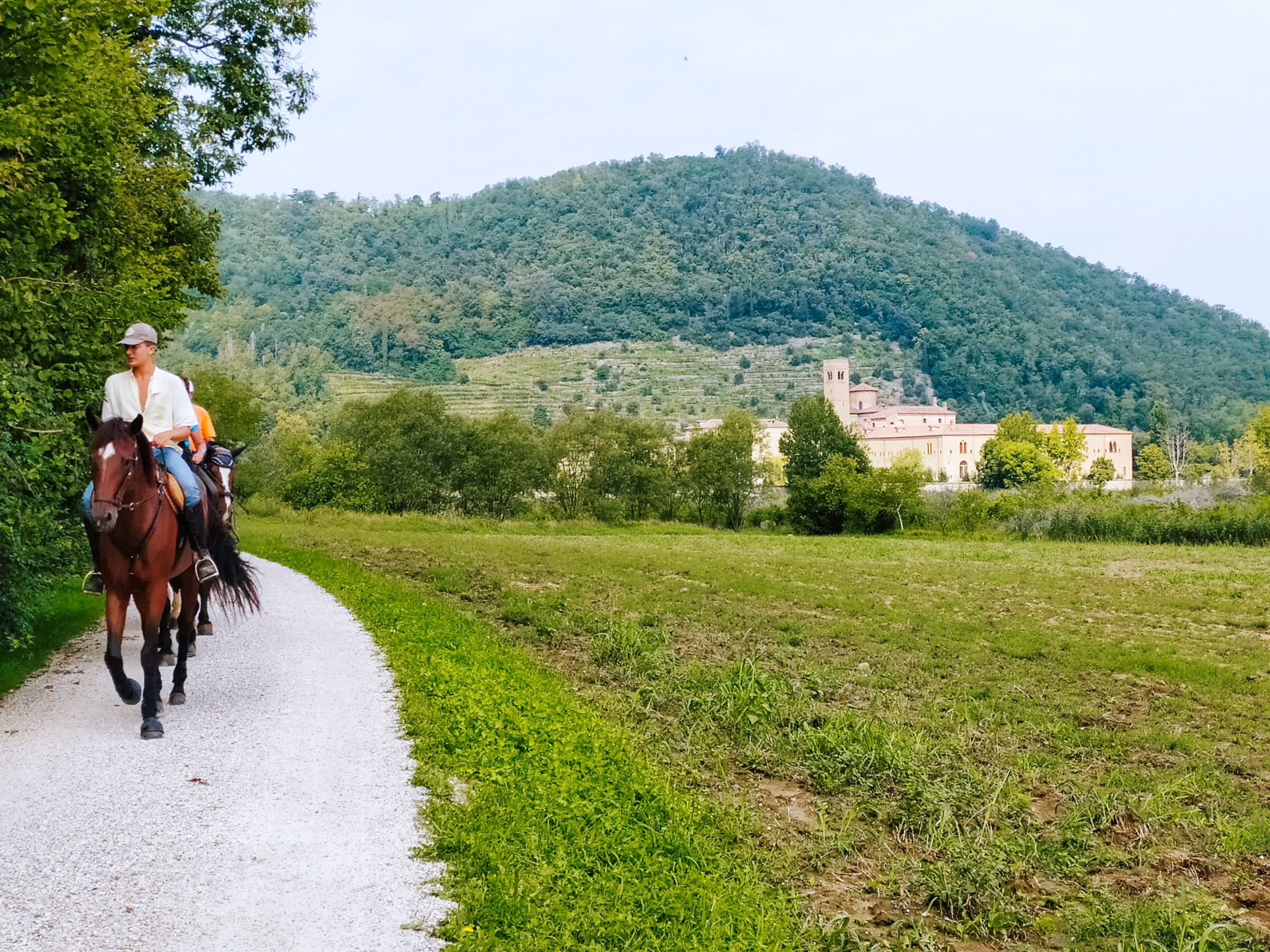 Persona a cavallo su un percorso tra il verde della campagna vicino all'Abbazia di Praglia, Colli Euganei